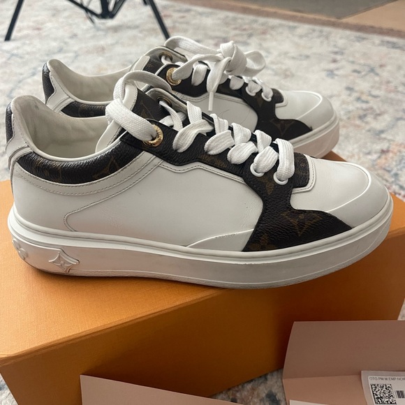 Louis Vuitton Time Out Sneakers White Cocoa Logo Heel  In Box Womens Sz 37/US7 - Picture 2 of 13